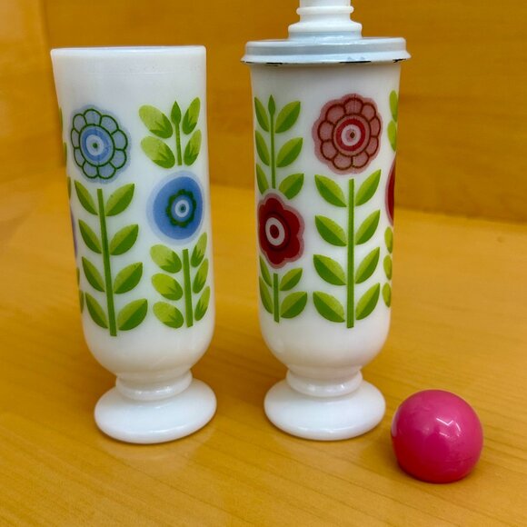 1970s set of vintage Avon Dutch Treat demi-cups made of milk glass - Picture 4 of 7